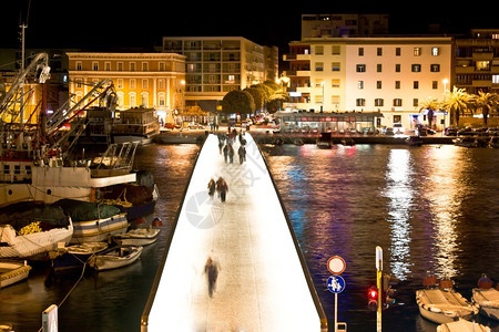 夜间达马提亚城市扎达尔港口行人桥图片