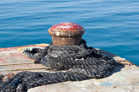 海边码头上老生锈的固船壳高清图片