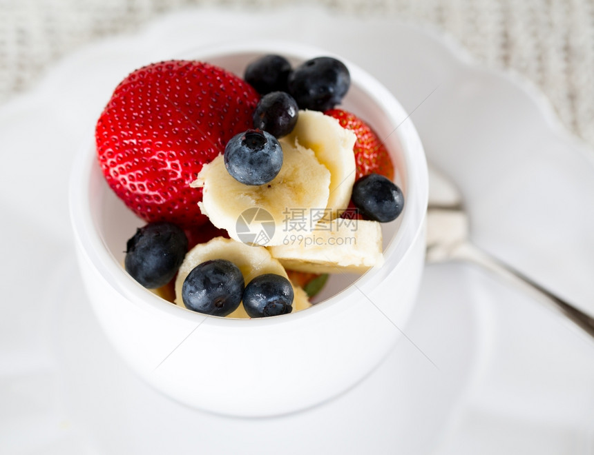 蓝莓早餐草和香蕉在玻璃碗里图片