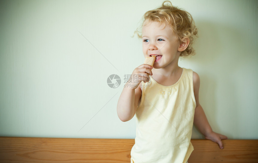 小女孩吃饼干图片