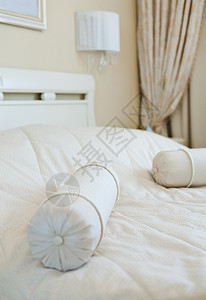 床上的优雅枕头图片