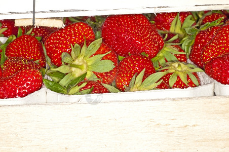 木架上的草莓图片