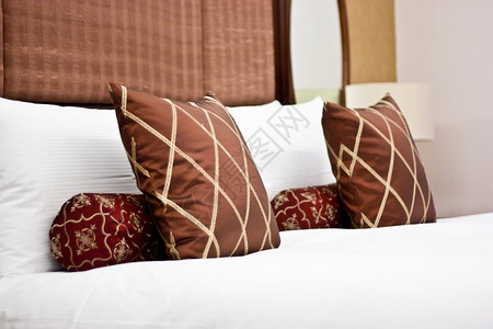 豪华旅馆大床和棕色枕头图片