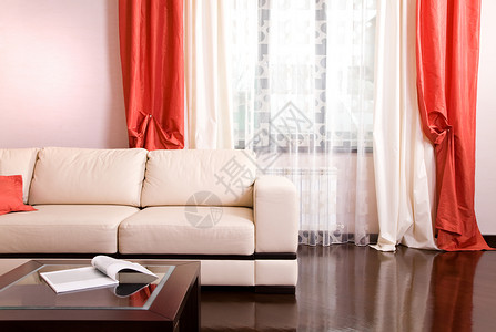 客厅的白色沙发和茶几图片