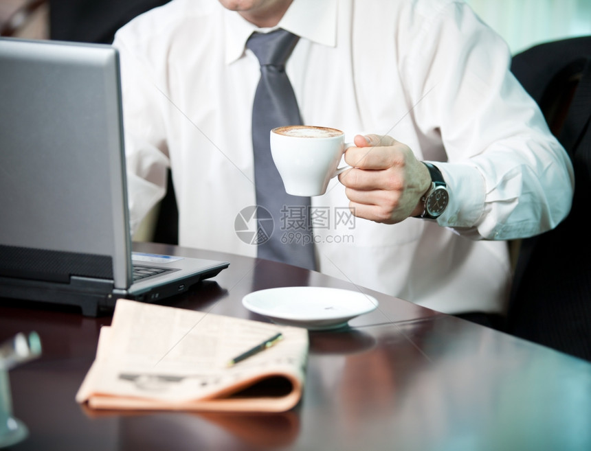 商人在办公司喝咖啡图片