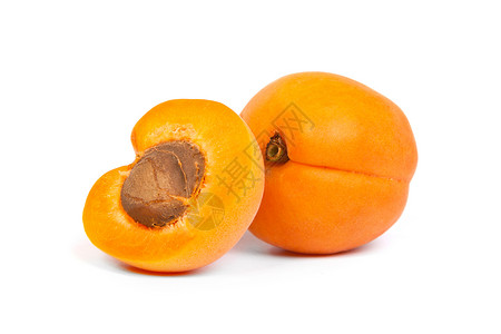 两块熟的杏子半个白底被孤立背景图片