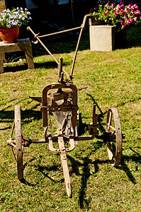 农用古机械犁图片