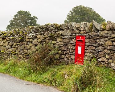 石墙边的红邮箱图片