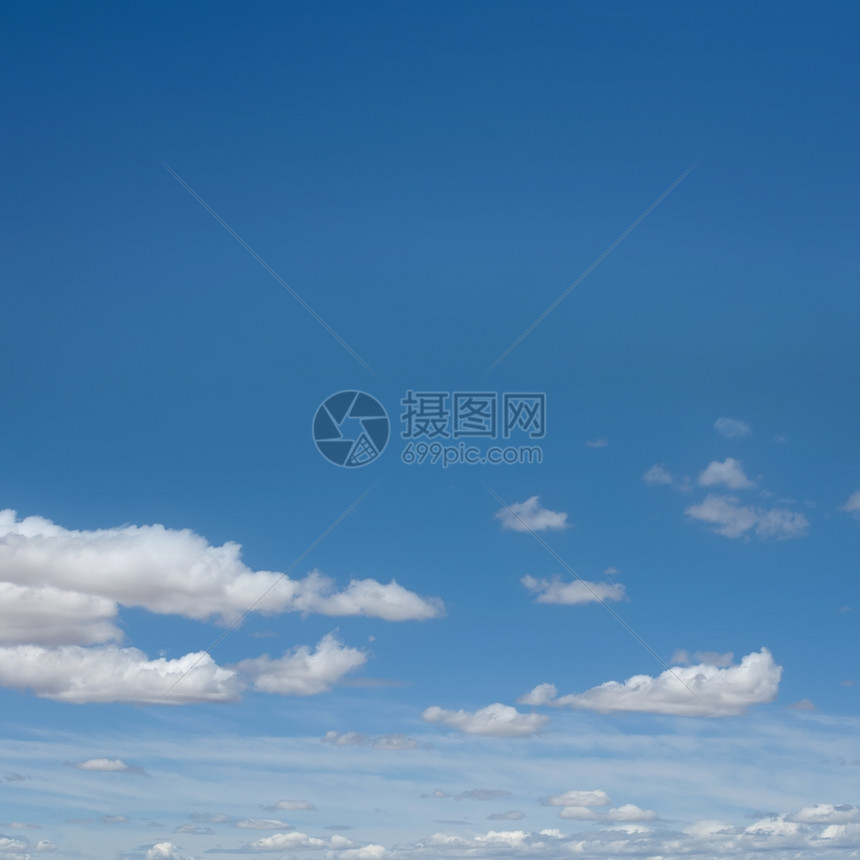 蓝天空的白云为背景图片