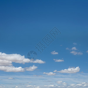 蓝天空的白云为背景图片