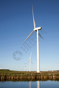 富特赫佛莱沃兰省的风力涡轮机和运河高清图片