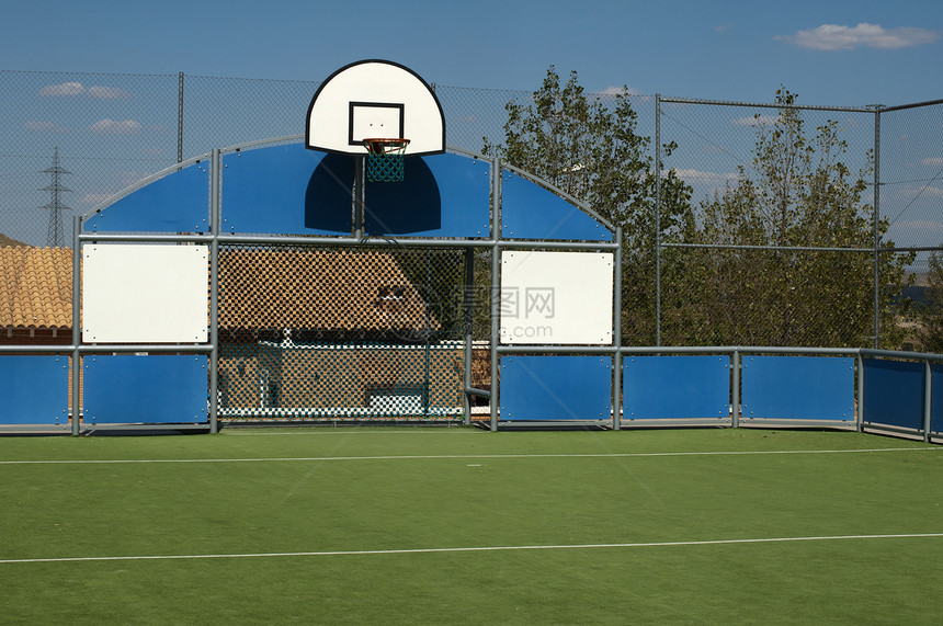 学校篮球场的特写图片