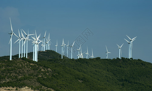 山顶的风力发电机图片