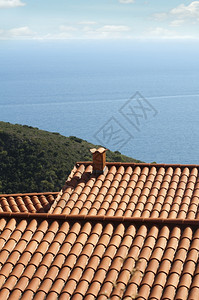 房子的瓷砖屋顶俯视着大海图片