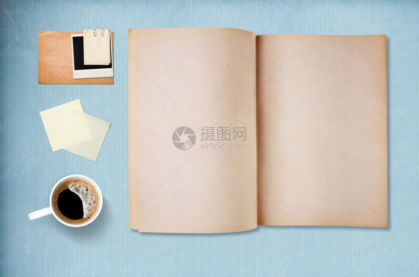 咖啡杯纸和笔记本关于背景的旧蓝色纸图片
