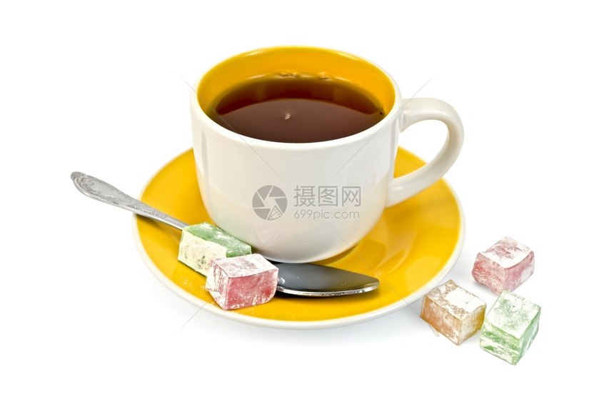 黄茶杯勺子几片白底的彩色圆环片图片