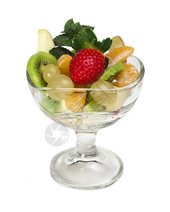 白色背景的玻璃碗中水果沙拉图片