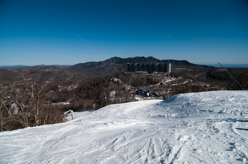 公园里寒冬冰雪的风景图片