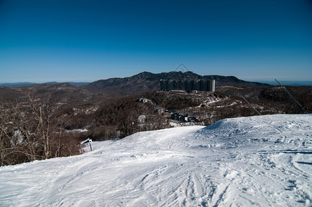 公园里寒冬冰雪的风景图片