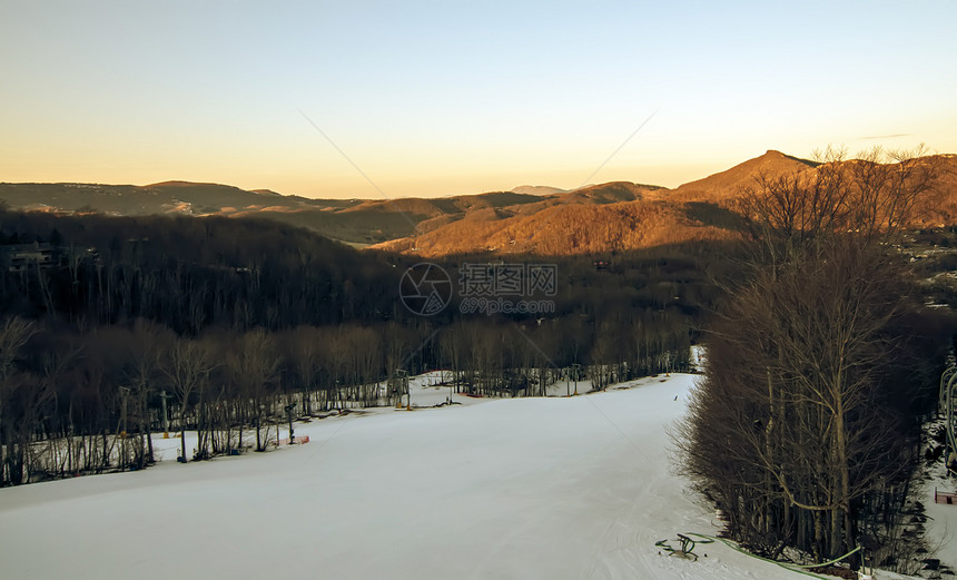 公园里寒冬冰雪的风景图片