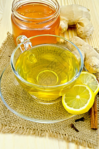 杯子里的姜茶柠檬肉桂丁香姜汁和蜂蜜图片