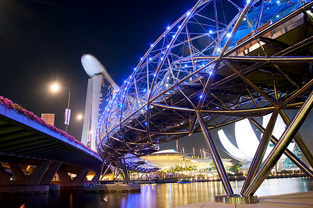 2013年月6日夜里是螺旋桥和码头湾沙滩螺旋是由650吨双倍不锈钢和10吨碳钢制成的背景图片