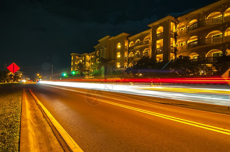 旅馆标志晚上在Florida命运酒店附近的街头现场背景