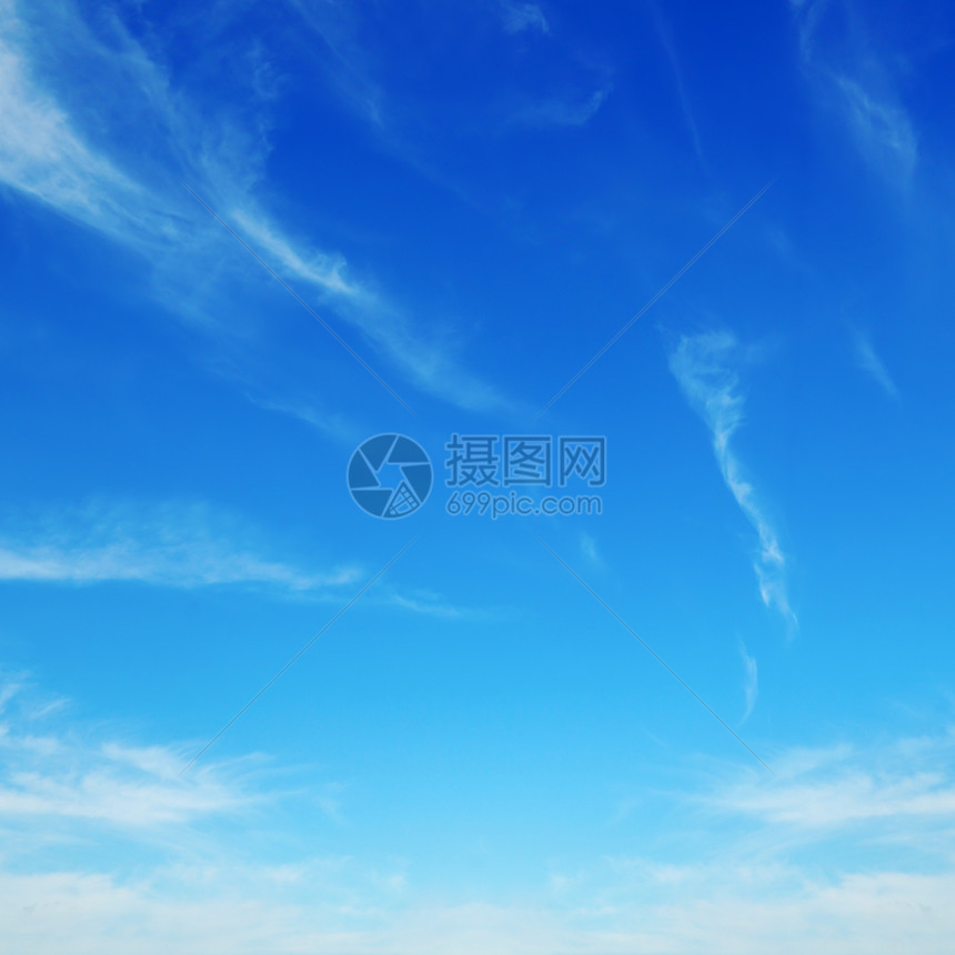 蓝色天空中的白毛云图片