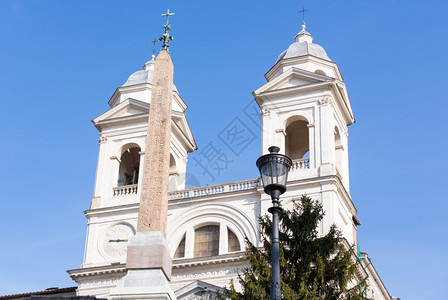 在意大利罗密欧的西班牙台阶顶端的三月寺教堂塔楼细节图片