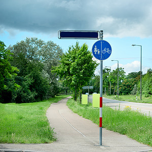 行人和骑自车者道路上的警告标志图片