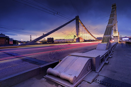 通过莫斯科河流的克里姆斯基桥图片