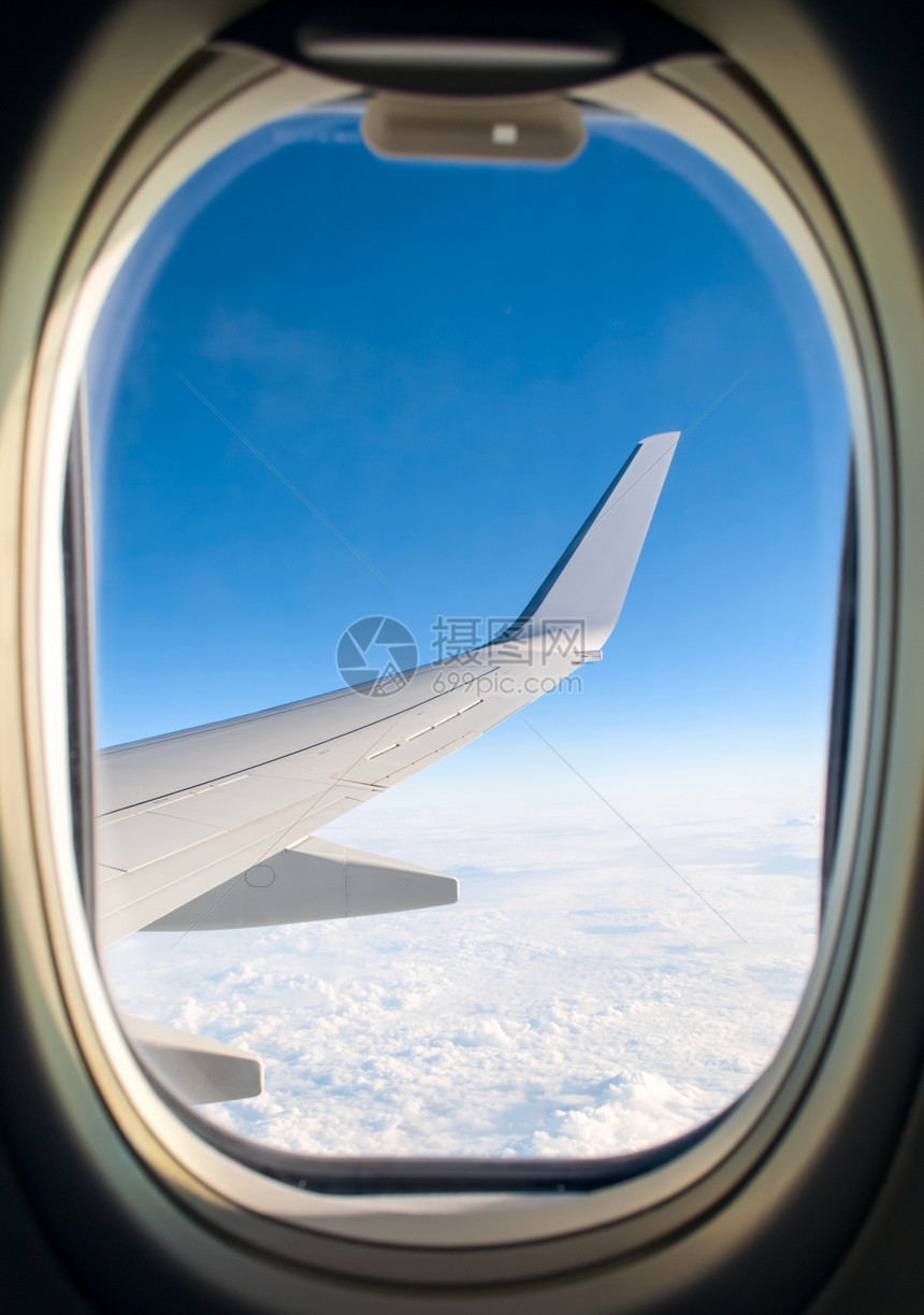 从飞机窗外看到的机翼图片
