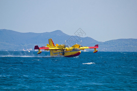 消防飞机在海里取水背景图片