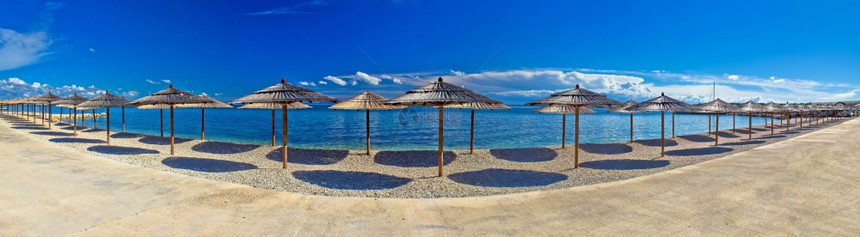 海滩和雨伞全景维尔岛达马提亚克罗图片