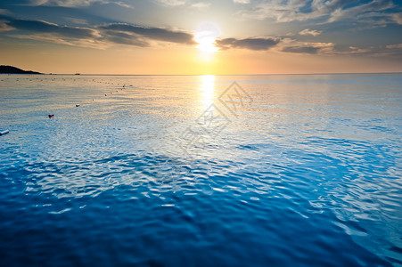 太阳升起时的宁静海点燃云彩图片