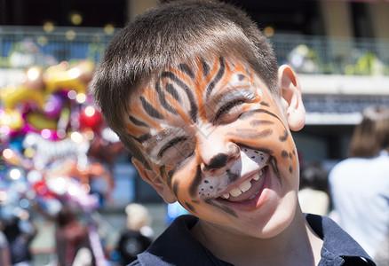 儿童画面老虎画在男孩身上图片