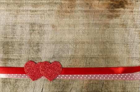 红丝带和心木制背景图片
