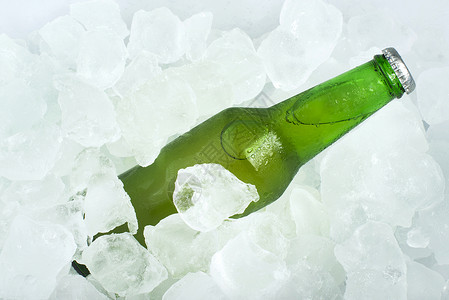 绿色啤酒和冰块图片
