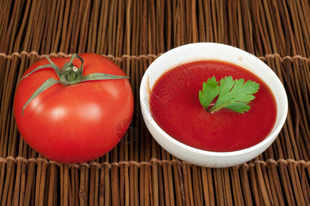 番茄和一碗酱图片