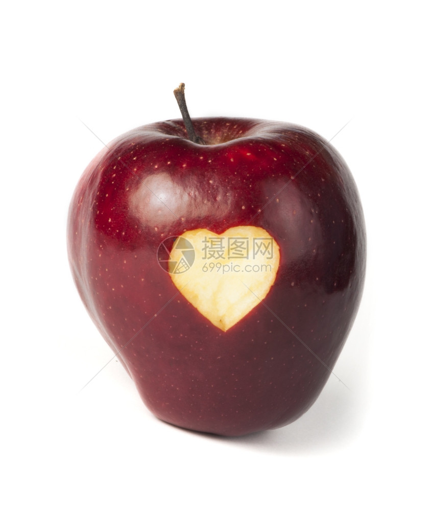 红苹果刻在中的心结形状图片