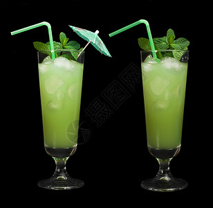 绿色鸡尾酒加冰块黑色隔离玻璃高清图片