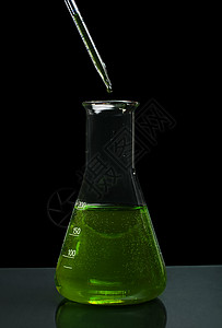 装满绿色液体物质和实验室管道的水箱深底高清图片