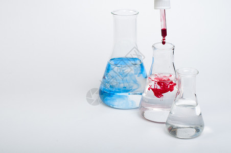 白色背景的实验室设备和色化学品图片