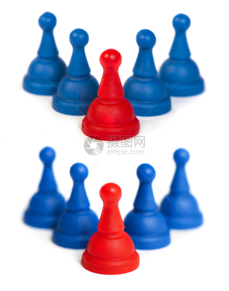 白孤立的红色和蓝游戏棋子图片