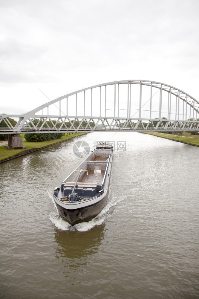 在Halnd的运河中空输船图片