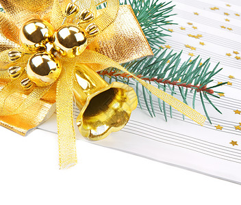 金色圣诞钟白色背景上的圣诞装饰和喇叭背景