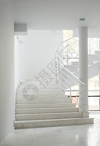 白色墙壁的建筑物内部楼梯飞行图片