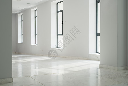 白色墙壁的建筑物内部楼梯飞行图片