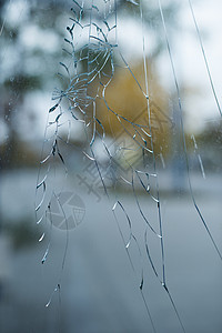裂开玻璃和城市背景图片
