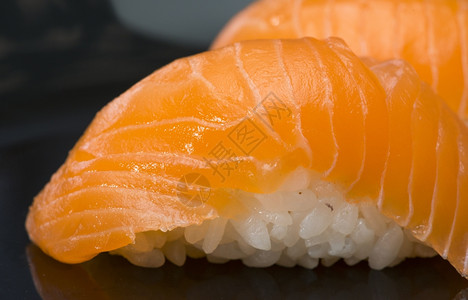 寿司酒吧上的鲑鱼图片